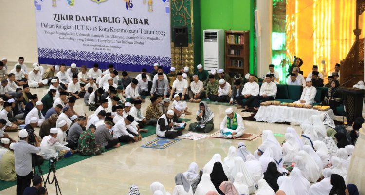 Suasana dzikir dan tabliqh akbar yang dilaksanakan di Masjid Raya Baitul Makmur Kotamobagu, Kamis (18/5/2023) malam. Foto: Miranty Manangin/bolmong.news