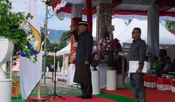 Bupati Bolmut Depri Pontoh saat memimpin jalannya upacara bendera peringatan HUT Bolmut ke 16 tahun, di lapangan kembar Boroko, Kecamatan Kaidipang, Selasa 23 Mei 2023. (foto.Muchtar L Harundja/bolmong.news)