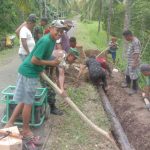 Tampak Pemerintah Desa Dodap Mikasa bersama masyarakat dan Babinsa saat memperbaiki jaringan pipa air bersih, Selasa (2/5/2023). Foto: Gazali Potabuga/bolmong.news