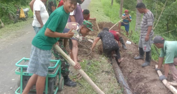 Tampak Pemerintah Desa Dodap Mikasa bersama masyarakat dan Babinsa saat memperbaiki jaringan pipa air bersih, Selasa (2/5/2023). Foto: Gazali Potabuga/bolmong.news