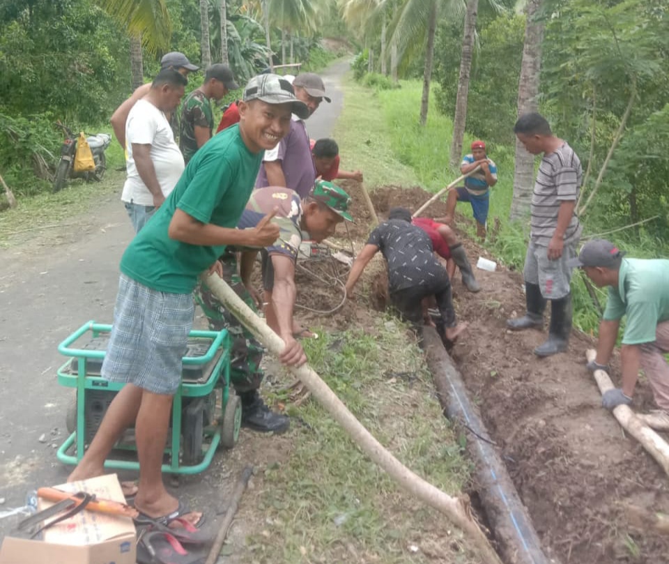 Tampak Pemerintah Desa Dodap Mikasa bersama masyarakat dan Babinsa saat memperbaiki jaringan pipa air bersih, Selasa (2/5/2023). Foto: Gazali Potabuga/bolmong.news