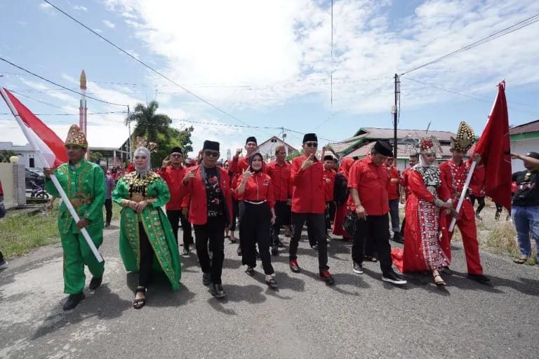 Ketua DPC PDI Perjuangan Bolsel Iskandar Kamaru memimpin pendaftaran Bacaleg PDIP Bolsel ke KPU, Kamis (11/5/2023). Foto: Wawan Dentaw/bolmong.news