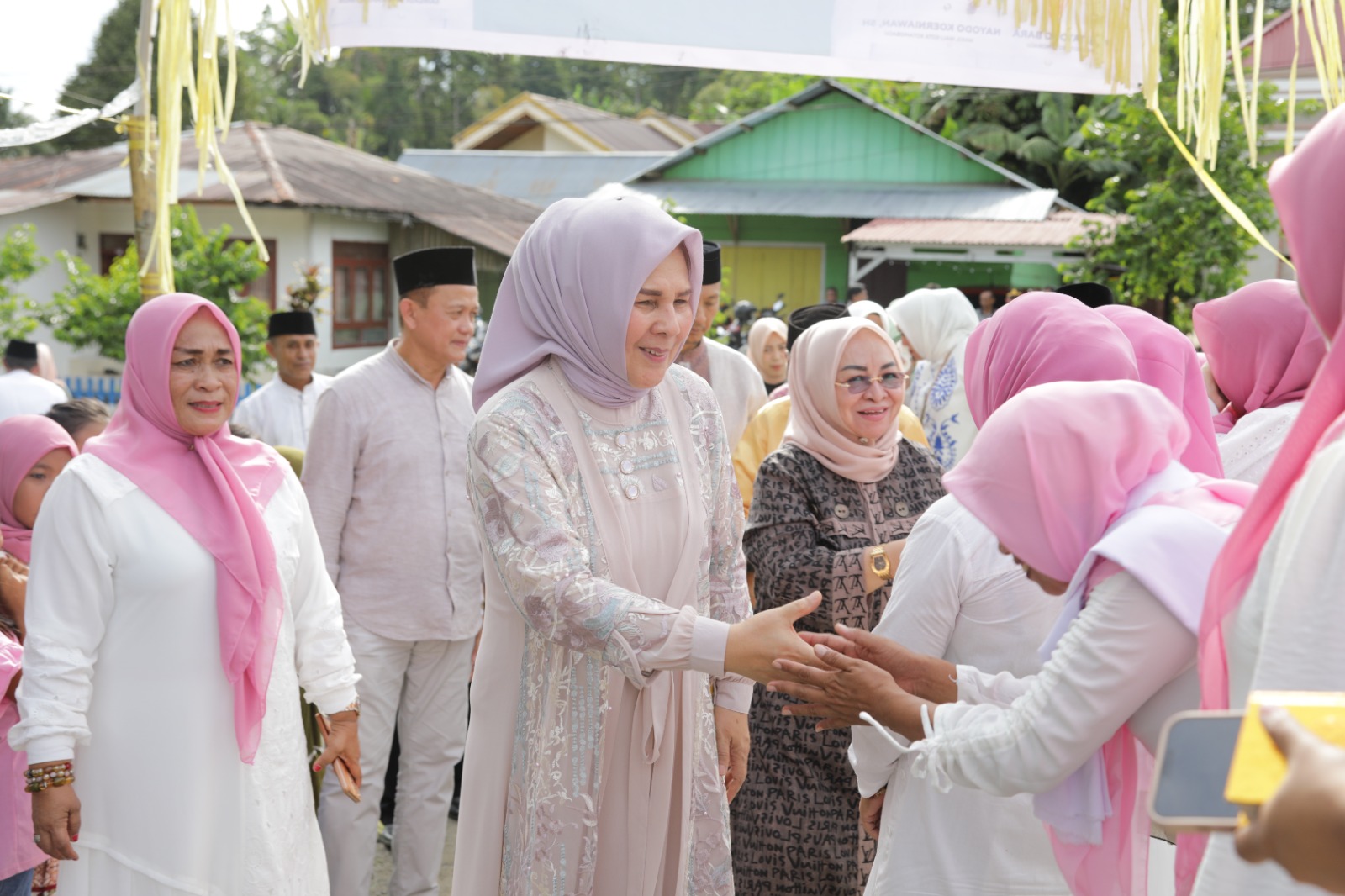 Wali Kota Kotamobagu Tatong Bara saat menghadiri hari lebaran ketupat dan Halal bi Halal di Desa Pontodon Timur, Minggu (30/4/2023). Foto: dok/Diskominfo Kotamobagu