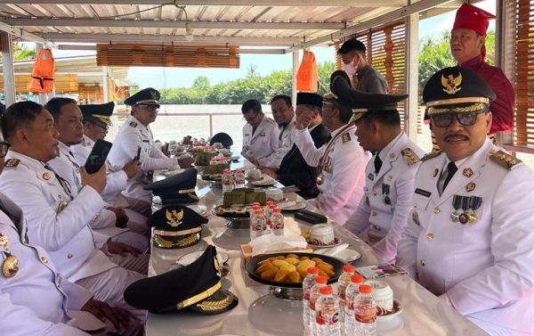 Penjabat Bupati Bolmong Limi Mokodompit, saat mengikuti ramah tamah bersama sejumlah Kepala Daerah se Indonesia, usai puncak acara peringatan Hari Otonomi Daerah ke XXVII 2023, di Anjungan Pantai Losari, Kota Makassar, Provinsi Sulawesi Selatan (Sulsel), pada Sabtu 29 April 2023 pecan lalu. (foto.dok/Diskominfo Bolmong)