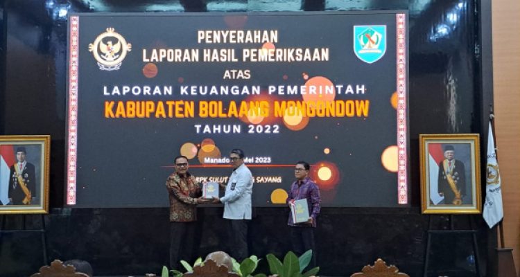 Tampak Kepala BPK RI Perwakilan Sulut Arief Fadillah saat menyerahkan hasil LKPD tahun 2022, kepada Penjabat Bupati Bolmong Limi Mokodompit yang ikut didampingi Ketua DPRD Bolmong Welty Komaling, dengan predikat WTP Opini BPK RI, berlangsung di Kantor BPK Manado, Senin 15 Mei 2023. (foto.dok/Diskominfo Bolmong)