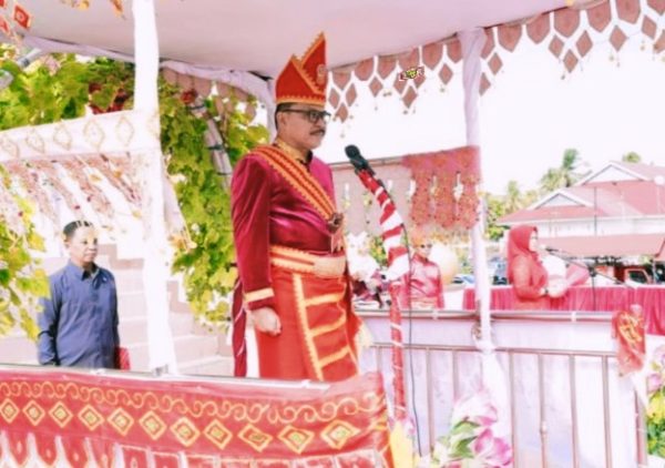 Tampak Penjabat Bupati Bolmong Limi Mokodompit, saat kenakan pakaian adat khas Bolaang Mongondow di Peringatan Hari Pendidikan Nasional (Hardiknas), bertempat di Lapangan Upacara Bupati Bolmong, Lolak, Selasa 2 Mei 2023. (foto. dok/Diskominfo Bolmong)