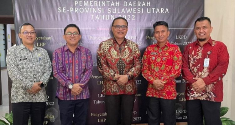 Momen foto bersama Penjabat Bupati Bolmong Limi Mokodompit (tengah) dan Sekda Bolmong Tahlis Gallang (kanan dalam) bersama Kepala Inspektorat Rio Lombone (kanan), Wakil Ketua DPRD Bolmong Welty Komaling (kiri) dan Kepala BKD Bolmong Seriyanto (kiri luar), usai acara penyerahan LHP atas LKPD dari BPK RI, Manado, Senin 15 Mei 2023. (foto.dok/Diskominfo Bolmong)