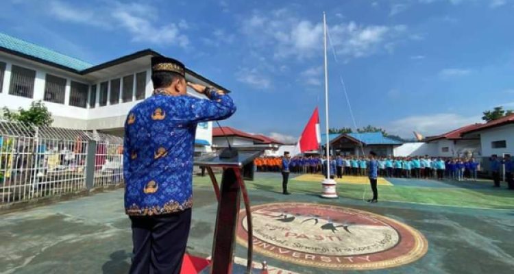 Tampak Kepala Rutan Kotamobagu Setyo Prabowo, saat memberi penghormatan di Peringatan Hari Kebangkitan Nasional (Harkitnas) ke 115 tahun, bertempat di lapangan Upacara Rutan, Senin 22 Mei 2023. (foto.Wahyudy Paputungan/bolmong.news)