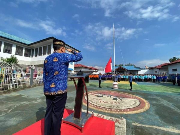 Tampak Kepala Rutan Kotamobagu Setyo Prabowo, saat memberi penghormatan di Peringatan Hari Kebangkitan Nasional (Harkitnas) ke 115 tahun, bertempat di lapangan Upacara Rutan, Senin 22 Mei 2023. (foto.Wahyudy Paputungan/bolmong.news)