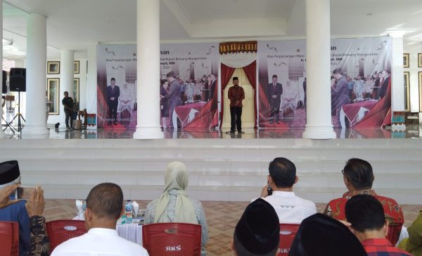 Sekda Bolmong Tahlis Gallang, saat menyampaikan sambutannya di acara Doa syukuran, bertempat di rumah dinas Bupati, Lolak, Jumat 26 Mei 2023, siang tadi. (foto.Wahyudy Paputungan/bolmong.news)