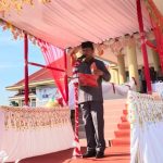 Sekda Bolmong Tahlis Gallang, saat membacakan pidato Plt Menkominfo Mahfud MD, pada upacara bendera yang dipusatkan di alun-alun kantor Bupati Bolmong, Lolak, Senin 22 Mei 2023. (foto.dok/Diskominfo Bolmong)