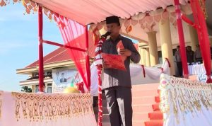 Sekda Bolmong Tahlis Gallang, saat membacakan pidato Plt Menkominfo Mahfud MD, pada upacara bendera yang dipusatkan di alun-alun kantor Bupati Bolmong, Lolak, Senin 22 Mei 2023. (foto.dok/Diskominfo Bolmong)