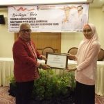 Wakil Bupati Bolmut Amin Lasena menyerahkan sertifikasi kepada salah satu peserta Bimtek penataan jabatan pelaksana bagi Pegawai Negeri Sipil di lingkungan Bolmut, Jumat (12/5/2023), di Hotel Aston Manado.