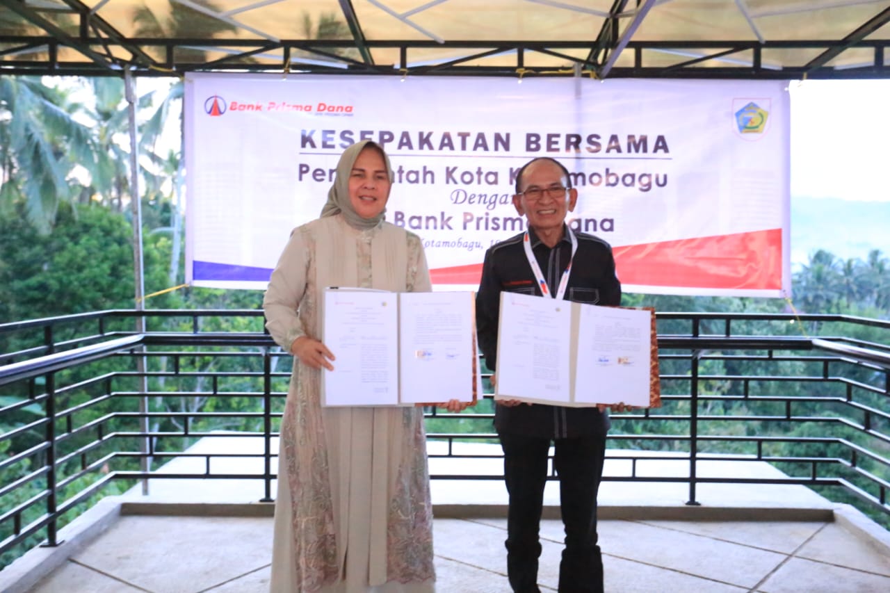 Wali Kota Kotamobagu, Tatong Bara bersama Direktur Utama PT. BPR Prisma Dana, Johanis Christianus Salibana. Foto: Miranty Manangin/bolmong.news