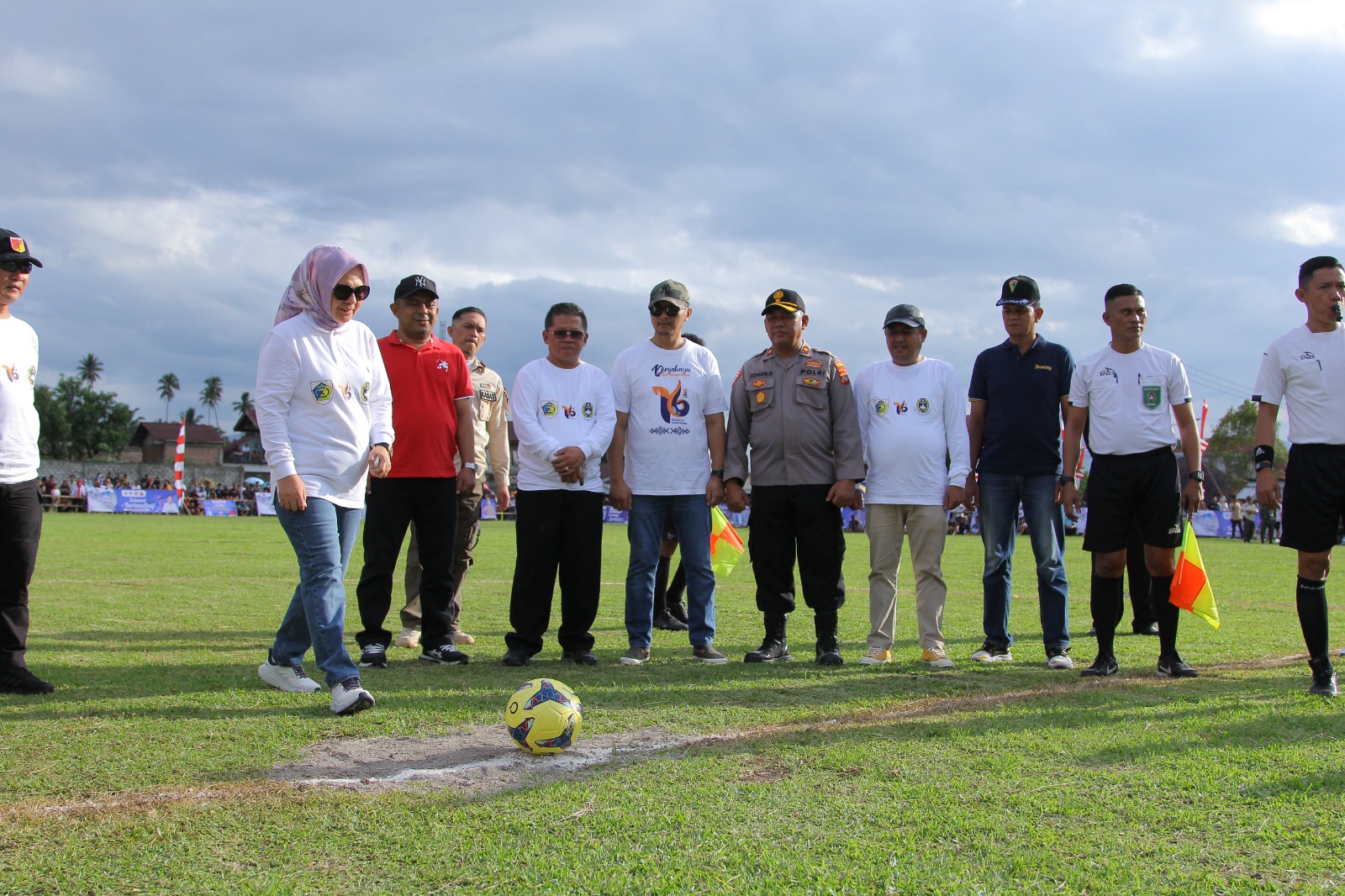 Wali Kota Kotamobagu Tatong Bara didampingi Wakil Wali Kota Nayodo Koerniawan saat menendang bola pertanda dibukanya pertandingan, Sepak Bola Wali Kota Cup 2023, di Lapangan Nunuk, Kelurahan Matali, Minggu (28/5/2023). Foto: Miranty Manangin/bolmong.news