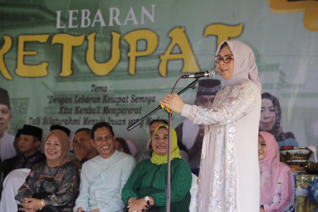 Wali Kota Kotamobagu Tatong Bara saat memberikan sambutan pada hari lebaran ketupat dan Halal bi Halal di Desa Pontodon, Minggu (30/4/2023). Foto: dok/Diskominfo Kotamobagu