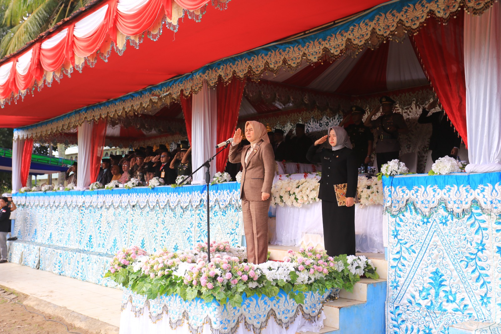 Wali Kota Kotamobagu Tatong Bara memimpin upacara peringatan Hari Pendidikan Nasional, 2 Mei 2023 yang  digelar di Lapangan Olahraga Aruman Jaya Motoboi Kecil, Kotamobagu Selatan. Foto: Miranty Manangin/bolmong.news