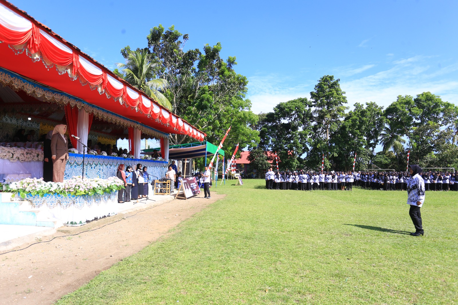 Suasana upacara peringatan Hari Pendidikan Nasional, 2 Mei 2023 yang  digelar di Lapangan Olahraga Aruman Jaya Motoboi Kecil, Kotamobagu Selatan. Foto: Miranty Manangin/bolmong.news