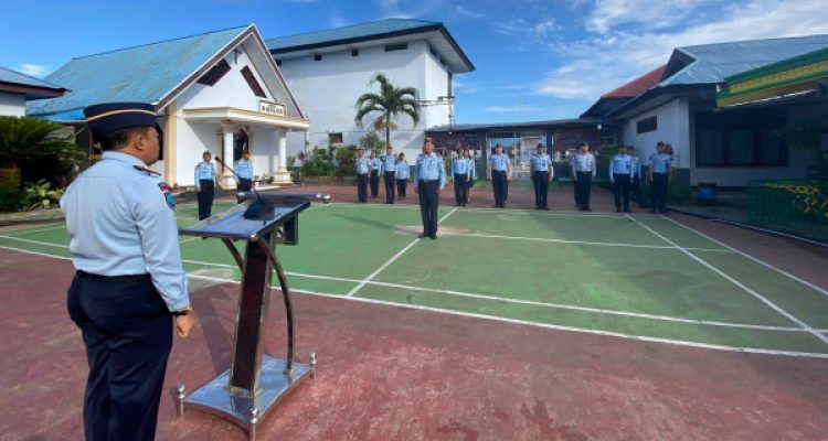 Tampak Karutan Kotamobagu Setyo Prabowo, saat memimpin Apel Pagi yang berlangsung di Lapangan Olahraga Rutan, Selasa 13 Juni 2023. (foto.dok/Rutan Kotamobagu)