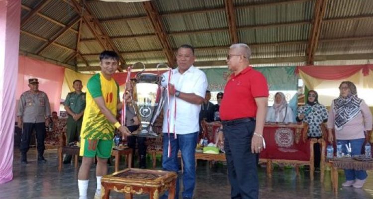 Bupati Depri Pontoh yang ikut didampingi Wakil Bupati Amin Lasena saat resmi membuka Open Turnamen Sepak Bola Pinogaluman Cup II, di Lapangan Olahraga Desa Buko Bolmut, Kamis 1 Juni 2023. (foto.Muchtar L Harundja/bolmong.news)