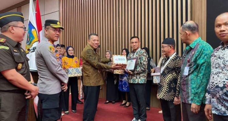 Usai Workshop Keuangan Daerah 2023, Bupati Depri Pontoh ikut menyerahkan Piagam Penghargaan kepada Pemenang BPKD Award tahun 2023, bertempat di Hotel Arya Duta, Manado, Kamis 8 Juni 2023. (foto.Muchtar L Harundja/bolmong.news)