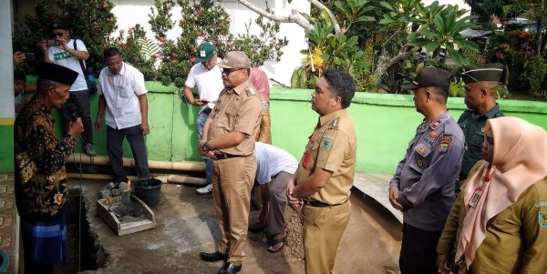 Bupati Bolmong saat dijemput secara Adat (Itum Itum) oleh salah satu Tokoh Adat setempat, serta disambut langsung Camat Bolaang Harry Damopolii dan Sangadi Desa Bangomolunow bersama Unsur Forkopimca, Senin 26 Juni 2023. (foto.Wahyudy Paputungan/bolmong.news)