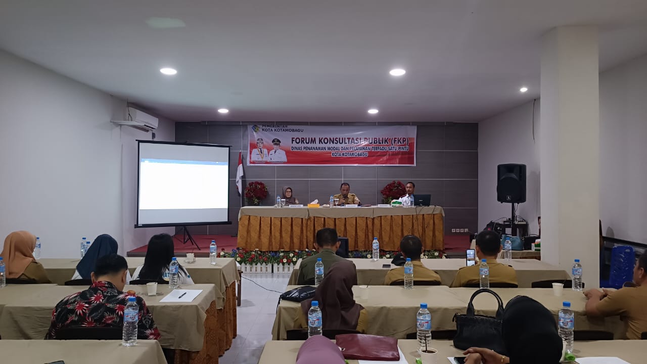 Suasana kegiatan Forum Forum Konsultasi Publik (FKP) tentang standar pelayanan publik, yang digelar DPMPTSP Kotamobagu, di Hotel Senator Kotamobagu Selasa (27/6/2023). Foto: Miranty Manangin/bolmong.news