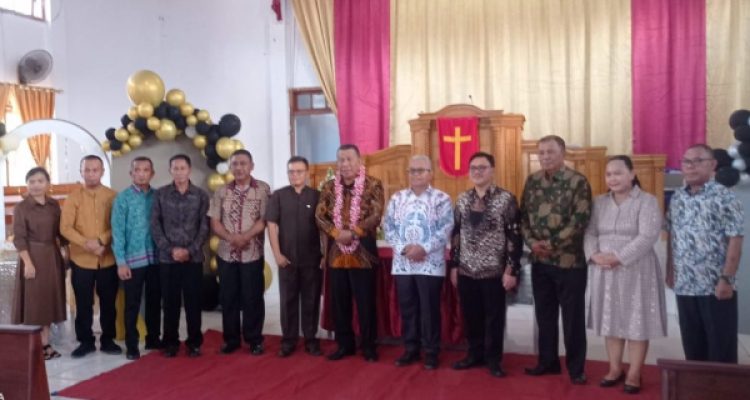 Momen foto bersama Bupati Bolmut Depri Pontoh (tengah), saat menghadiri HUT Jemaat GMIBM Bukit Sion, bertempat di Desa Mokoditek, Kecamatan Bolangitang Timur, Kabupaten Bolmut, Minggu 11 Juni 2023. (foto.Muchtar L Harundja/bolmong.news)