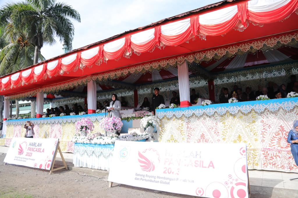 Suasana upacara hari peringatan Hari Lahir Pancasila yang dilaksanakan di Lapangan Aruman Jaya, Kelurahan Motoboi Kecil, Kamis (1/6/2023). Foto: Miranty Manangin/bolmong.news