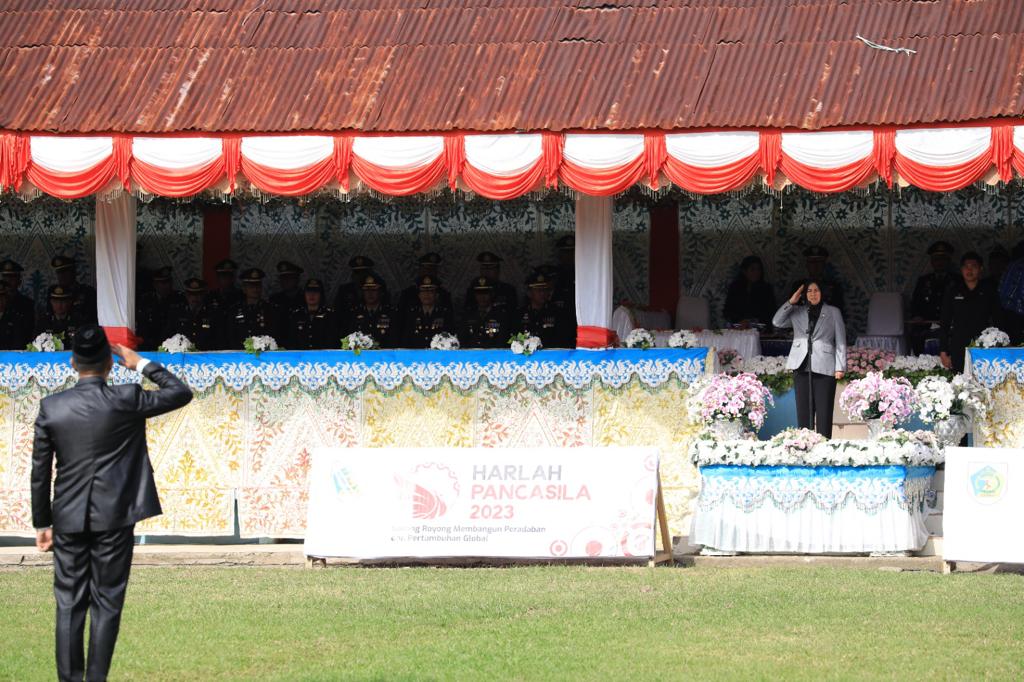 Suasana upacara hari peringatan Hari Lahir Pancasila yang dilaksanakan di Lapangan Aruman Jaya, Kelurahan Motoboi Kecil, Kamis (1/6/2023). Foto: Miranty Manangin/bolmong.news