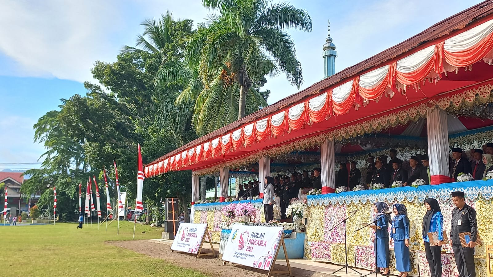 Suasana upacara hari peringatan Hari Lahir Pancasila yang dilaksanakan di Lapangan Aruman Jaya, Kelurahan Motoboi Kecil, Kamis (1/6/2023). Foto: Miranty Manangin/bolmong.news