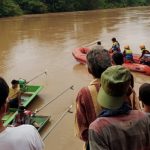 Tim Basarnas melakukan pencarian terhadap korban yang tenggelam di Sungai Musi, Sabtu (10/6/2023). Foto: Zainuri/bolmong.news