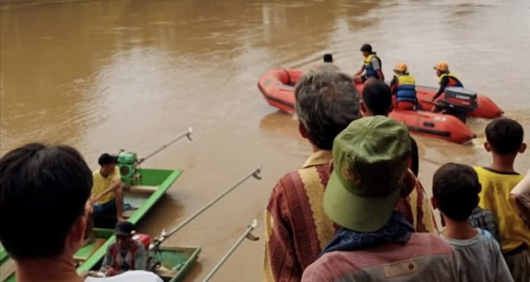 Tim Basarnas melakukan pencarian terhadap korban yang tenggelam di Sungai Musi, Sabtu (10/6/2023). Foto: Zainuri/bolmong.news