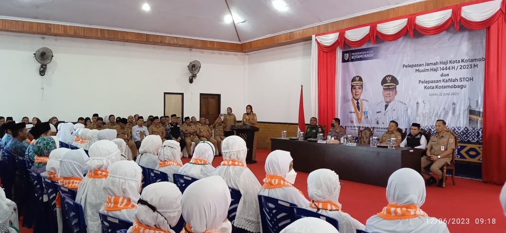 Suasana pelepasan Calon Jamaah Haji Kota Kotamobagu yang dilaksanakan di Aula rumah dinas Wali Kota Kotamobagu, Senin (12/6/2023). Foto: Miranty Manangin/bolmong.news