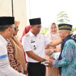 Tampak Bupati Boltim Sam Sachrul Mamonto melepas Jamaah Calon Haji, Kamis (14/6/2023). Foto: Gazali Potabuga/bolmong.news