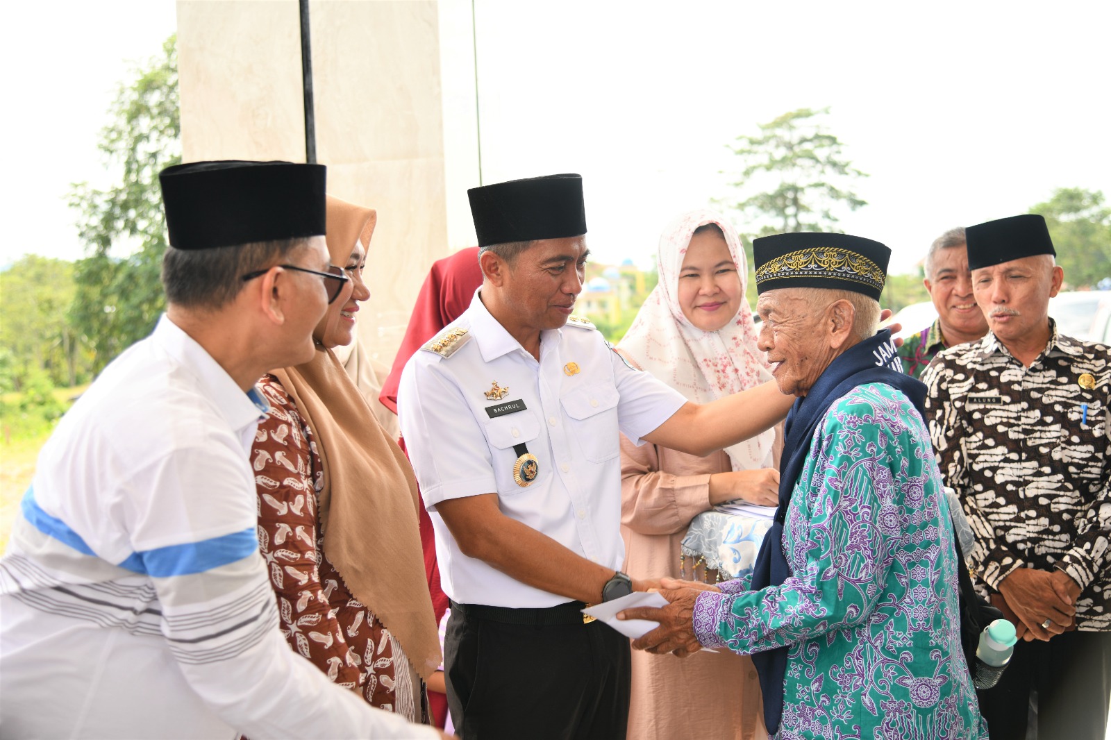 Tampak Bupati Boltim Sam Sachrul Mamonto melepas Jamaah Calon Haji, Kamis (14/6/2023). Foto: Gazali Potabuga/bolmong.news