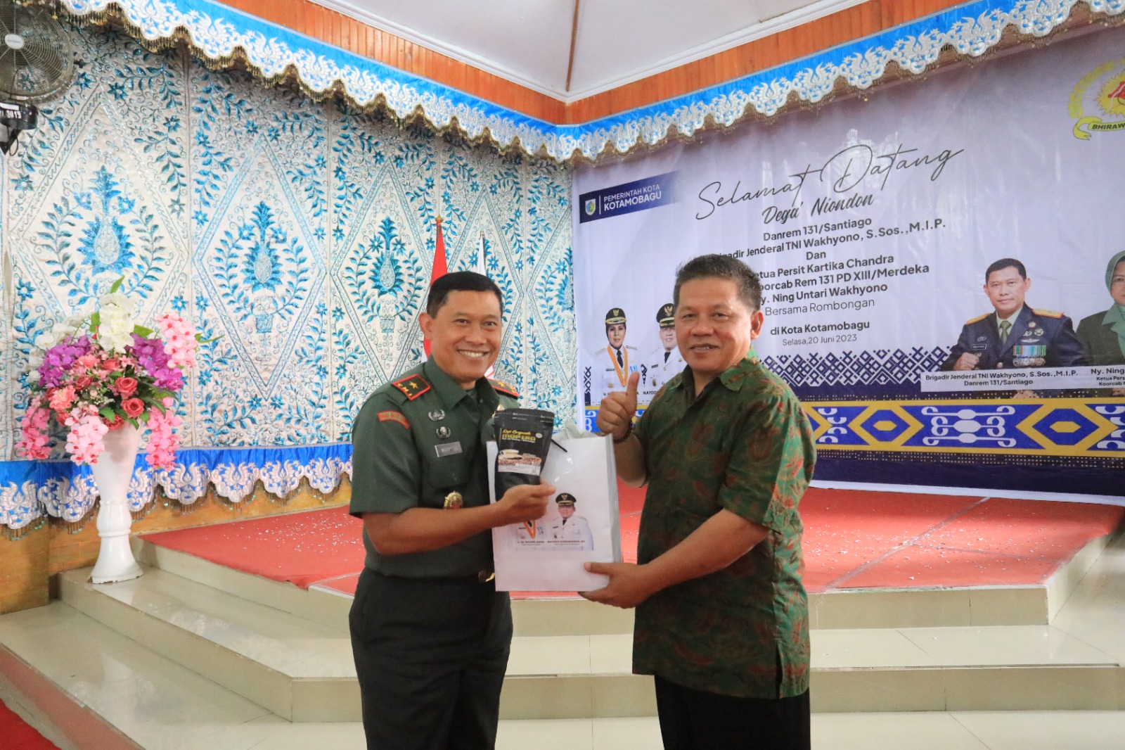 Wakil Wali Kota Nayodo Koerniawan bersama Danrem 131/Santiago, Brigjen TNI TNI Wakhyono saat berada di Aula rumah dinas Wali Kota Kotamobagu. Foto: Miranty Manangin/bolmong.news