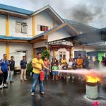 Sosialisasi dan simulasi cara penggunaan alat pemadam api ringan yang dilakukan Damkar kepada para petugas Puskesmas se Kotamobagu, Kamis (22/6/2023). Foto: Miranty Manangin/bolmong.news