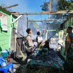 Tampak para petugas TNI Polri bersama warga saat memadamkan kobaran api di rumah makan milik warga Desa Bohabak, Senin (26/6/2023). Foto: Muchtar L Harudnja/Bolmong.news