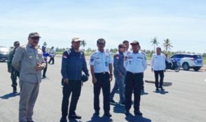 Di tengah cuaca terik panas matahari, tampak Penjabat Bupati Bolmong Limi Mokodompit (kiri), saat damping Tim dari Kejagung untuk meninjau progres pembangunan Bandara Baru Bolmong, di Desa Lalow, Kecamatan Lolak, Kabupaten Bolaang Mongondow, Rabu, 7 Juni 2023. (foto.dok/Diskominfo Bolmong)