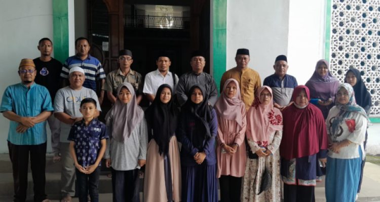 Tampak foto bersama para official dan Kafilah Bolmut yang akan mengikuti kompitisi ajang STQH tingkat Provinsi Sulawesi Utara, Selasa 13 Juni 2023, Bolmut. (foto.Muchtar L Harundja/bolmong.news)