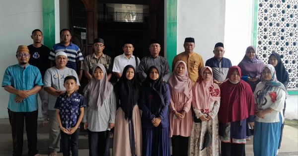 Tampak foto bersama para official dan Kafilah Bolmut yang akan mengikuti kompitisi ajang STQH tingkat Provinsi Sulawesi Utara, Selasa 13 Juni 2023, Bolmut. (foto.Muchtar L Harundja/bolmong.news)