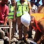 Tampak Penjabat Bupati Limi Mokodompit, saat melakukan peletakan batu pertama pembangunan dan rehabilitasi rumah korban banjir dan tanah longsor di Desa Solimandungan, Selasa 13 Juni 2023. (foto.dok/Diskominfo Bolmong)