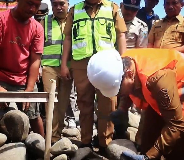 Tampak Penjabat Bupati Limi Mokodompit, saat melakukan peletakan batu pertama pembangunan dan rehabilitasi rumah korban banjir dan tanah longsor di Desa Solimandungan, Selasa 13 Juni 2023. (foto.dok/Diskominfo Bolmong)