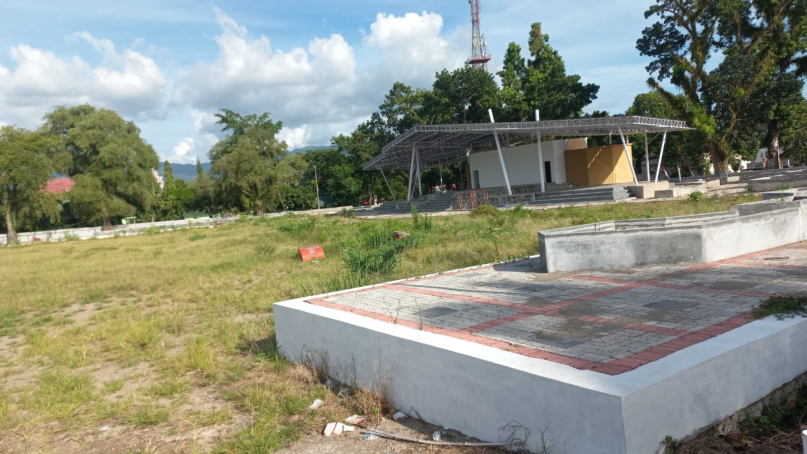 Pembangunan lapangan Boki Hotinimbang Kota Kotamobagu. Foto: Miranty Manangin/bolmong.news