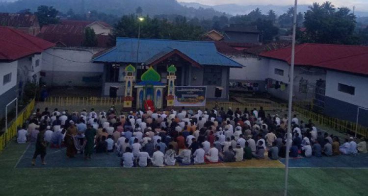 Tampak suasana Shalat Idula Adha 1444 Hijriah yang berlangsung di Lapangan Olahraga Rutan Kotamobagu, Kamis 29 Juni 2023. (foto.dok/Rutan Kotamobagu)
