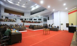 Wali Kota Kotamobagu Tatong Bara saat memberikan sambutan pada rapat paripurna DPRD Kota Kotamobagu dalam rangka pembicaraan tingkat II penyampaian rekomendasi atas LKPJ Wali Kota Kotamobagu Tahun 2022 dan Pembicaraan Tingkat II Penetapan Rancangan Peraturan Daerah tentang Perizinan Berusaha di Daerah, Senin (5/6/2023). Foto: dok/Diskominfo Kotamobagu.