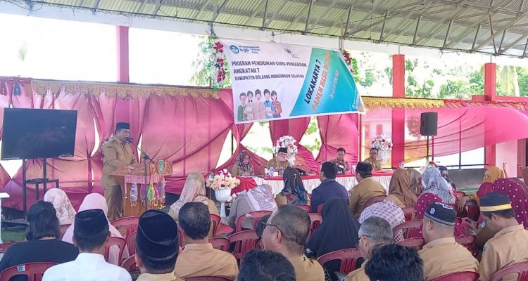 Wakil Bupati Bolsel Deddy Abdul Hamid saat memberikan sambutan pada kegiatan Lokakarya 7 panen hasil belajar, program Pendidikan Guru Penggerak Angkatan ke-7 yang dipusatkan di Lapangan futsal kompleks kawasan perkantoran Panango, Kabupaten Bolsel, Selasa (27/06/2023). Foto: Wawan Dentaw/bolmong.news