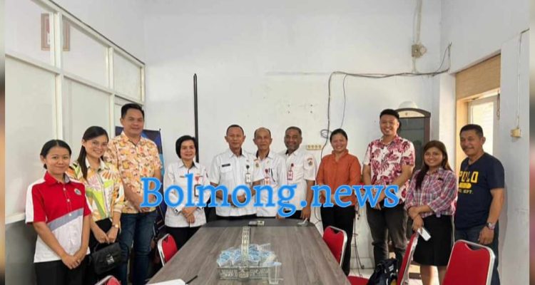 Pemerintah Kota Kotamobagu melalui Asisten I, Nasli Paputungan bersama penyelenggara perkemahan Pemuda Sinode GMIBM Kota Kotamobagu, Rabu (12/7/2023). Foto: Miranty Manangin/bolmong.news