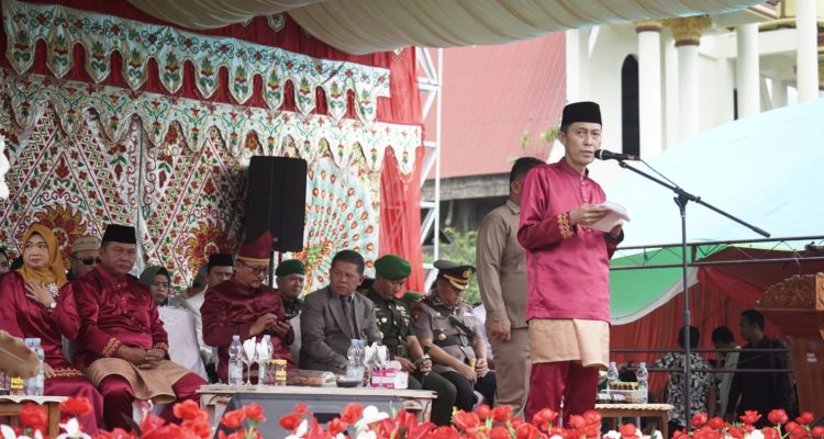 Bupati Bolsel Iskandar Kamaru saat membacakan sambutan pada upacara di Lapangan Desa Tabilaa, Kecamatan Bolaang Uki, Jumat, (21/7/2023) pagi, dalam rangka memperingati HUT Kabupaten Bolsel ke-15. Foto: Wawan Dentaw/bolmong.news